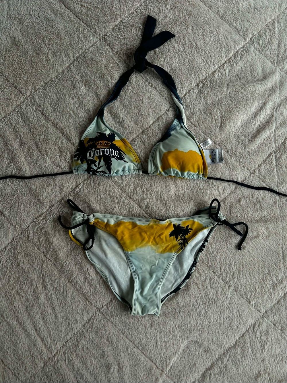 modelo y2k corona bikinis